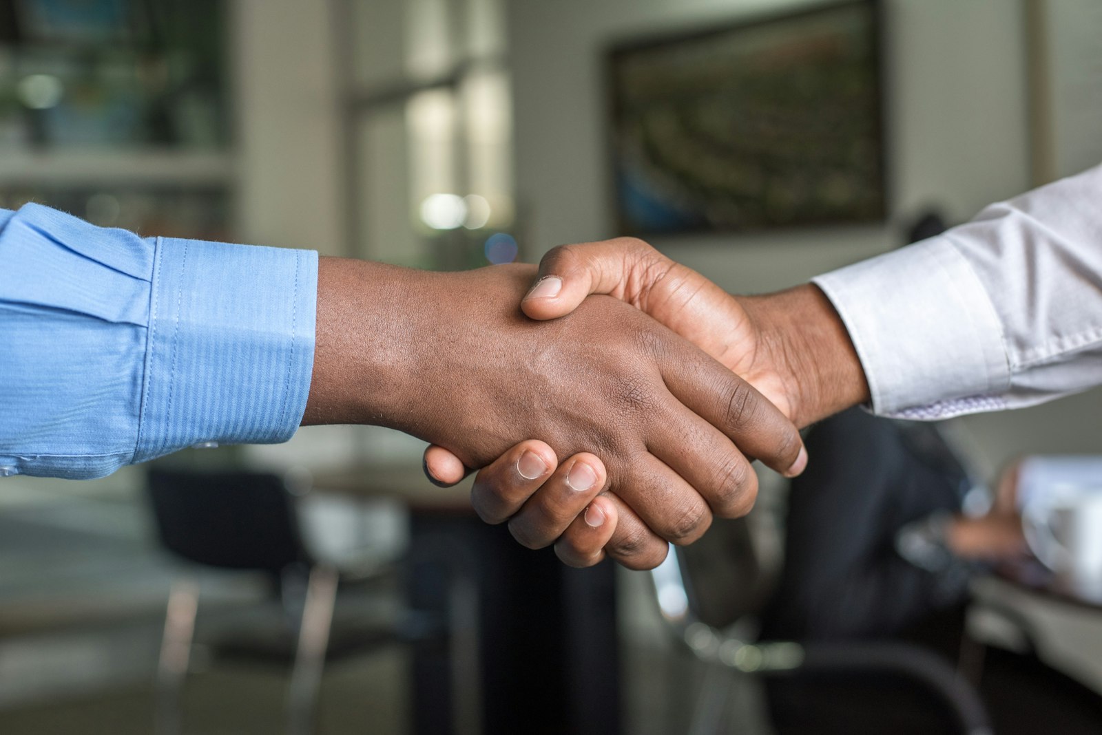 An advisor meeting warmly with a couple